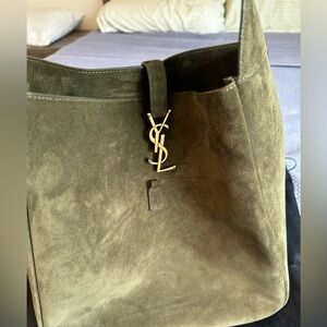 LE 5 À 7 SUPPLE LARGE IN SUEDE